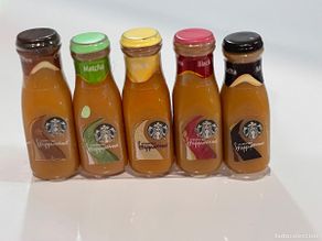 Casas de muñecas: Cinco botellas de Frappuccino Starbucks miniatura para casa muñecas